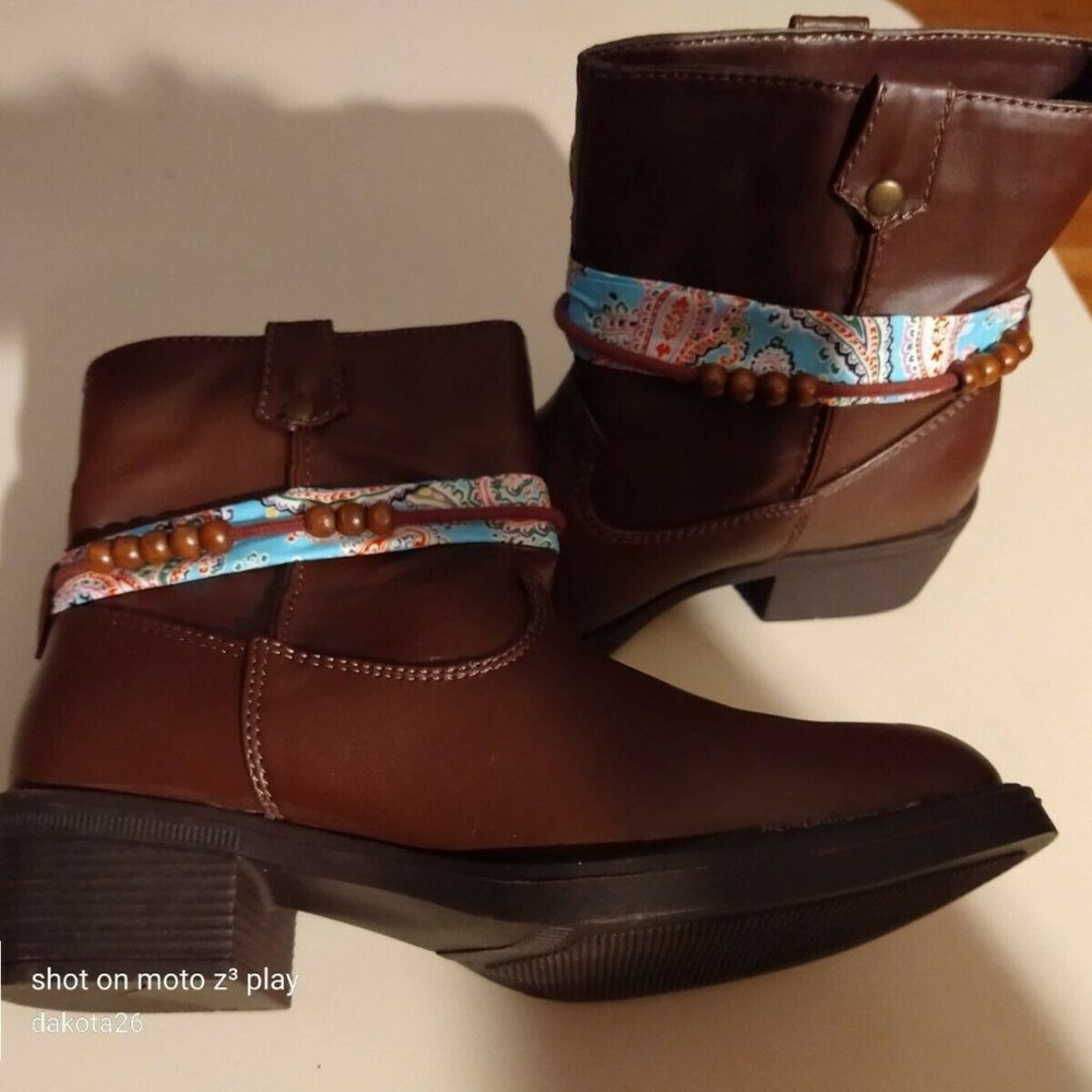 NIB Autumn Run Just 4 Girls, GEMMA size 13 Brown Boots w/beads and SASH